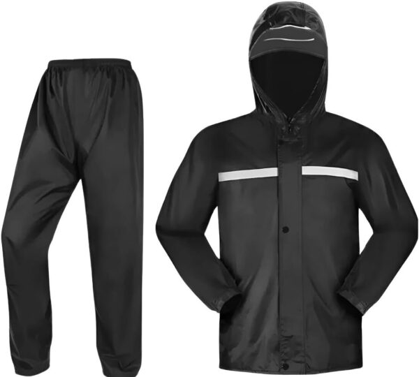 1767174037_51-XY0GMsIL._AC_SL1198_.jpg Capa de Chuva Motoqueiro Impermeável Emborrachada com Capuz, Faixa Refletiva, Jaqueta com Zíper e Botão + Calça – Ideal para Motociclistas, Entregadores e Uso Urbano