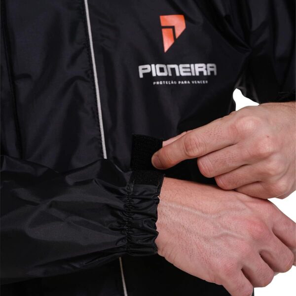611g2wC5TgL._AC_SL1200_.jpg Capa de chuva Pioneira Nylon Impermeável Motoqueiro Motoboy Com Gola Touca e bolso preta XG