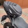 61BEW8hZhL._AC_SL1200_.jpg Bau bauleto alforge traseiro universal 37l preto para moto com refletivo + capa impermeável