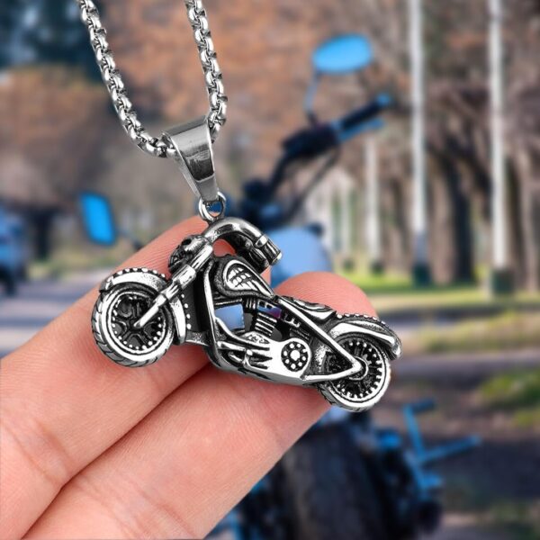 61yVOkN0XPL._AC_SL1080_.jpg Colar Masculino Motociclista em Aço Inox com Pingente "Chopper Fantasma" – Estilo Biker, Resistência e Atitude – Acompanha Bolsa de Veludo