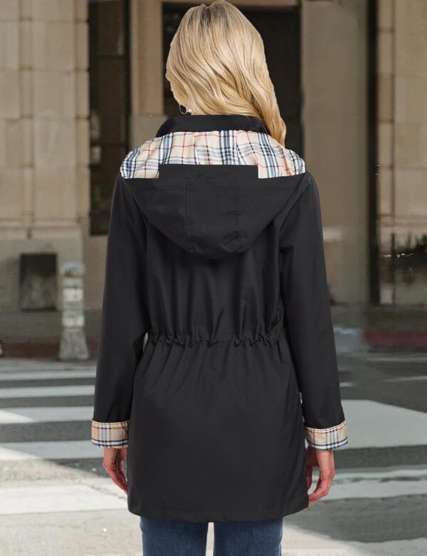 71F7VFNBxuL._AC_SL1500_.jpg Casaco de chuva feminino à prova d'água leve com capuz para uso ao ar livre casaco trench coat P-2GG