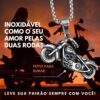 71Wd553mRmL._AC_SL1200_.jpg Colar Masculino Motociclista em Aço Inox com Pingente "Chopper Fantasma" – Estilo Biker, Resistência e Atitude – Acompanha Bolsa de Veludo