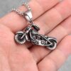 71XZAlvauJL._AC_SL1080_.jpg Colar Masculino Motociclista em Aço Inox com Pingente "Chopper Fantasma" – Estilo Biker, Resistência e Atitude – Acompanha Bolsa de Veludo