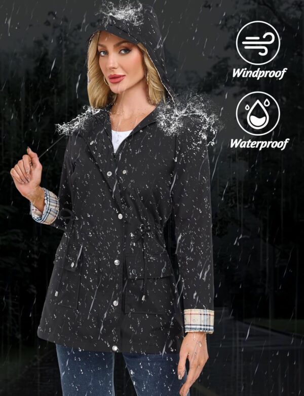 81v32o5CL._AC_SL1500_.jpg Casaco de chuva feminino à prova d'água leve com capuz para uso ao ar livre casaco trench coat P-2GG