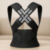 61VcPKXylL._SL1024_.jpg Colete Corretor Postural PostuMax - Cinta Ortopédica Postural Unissex, Suporte Lombar Ajustável, Corrija Sua Postura Durante a Rotina - 33 x Larg:40cm (Colete Fechado)