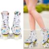 71zN6Dc2zL._AC_SL1500_.jpg Patins de Rolo Brancos Graffiti Patins Com Rodas Brilhantes Sapatos de Respirável Patins de Fileira Dupla para Crianças e Adultos