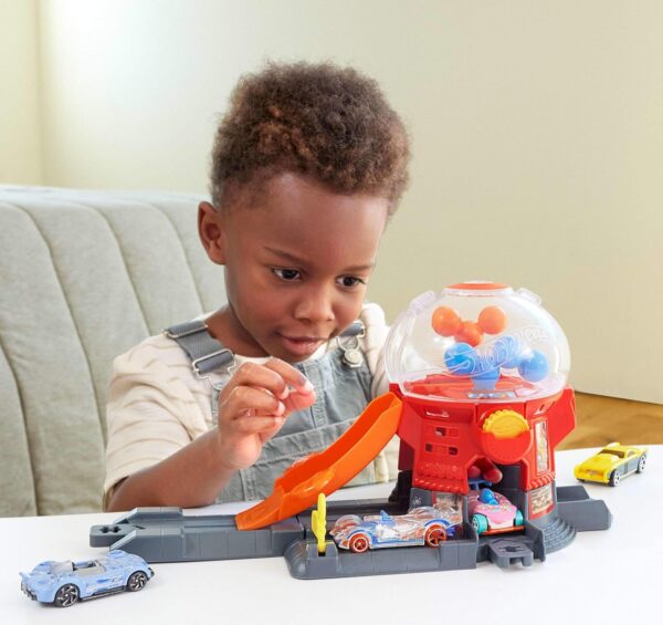81Sfv1q4ADL._AC_SL1500_.jpg Hot Wheels City Pista de Brinquedo Loja de doces para crianças a partir de 3 anos