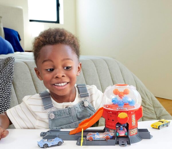 81TgNqp5fJL._AC_SL1500_.jpg Hot Wheels City Pista de Brinquedo Loja de doces para crianças a partir de 3 anos